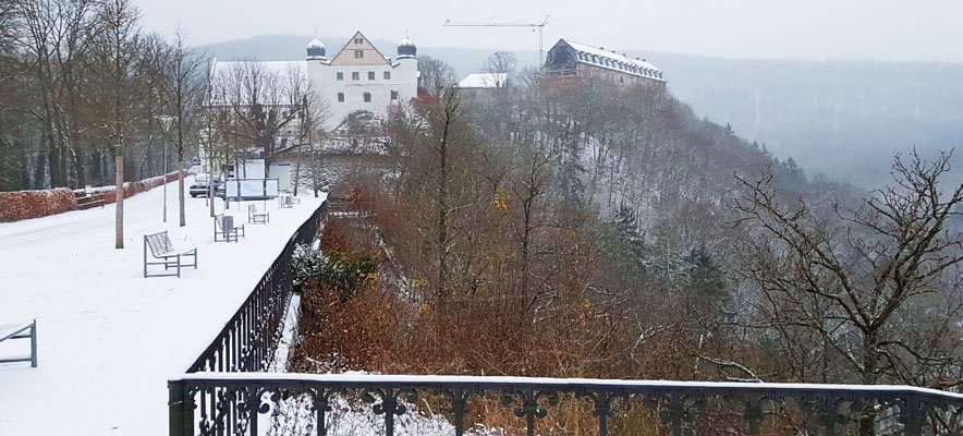  Schlossterrasse im Winter mit Blick auf das Zeughaus 